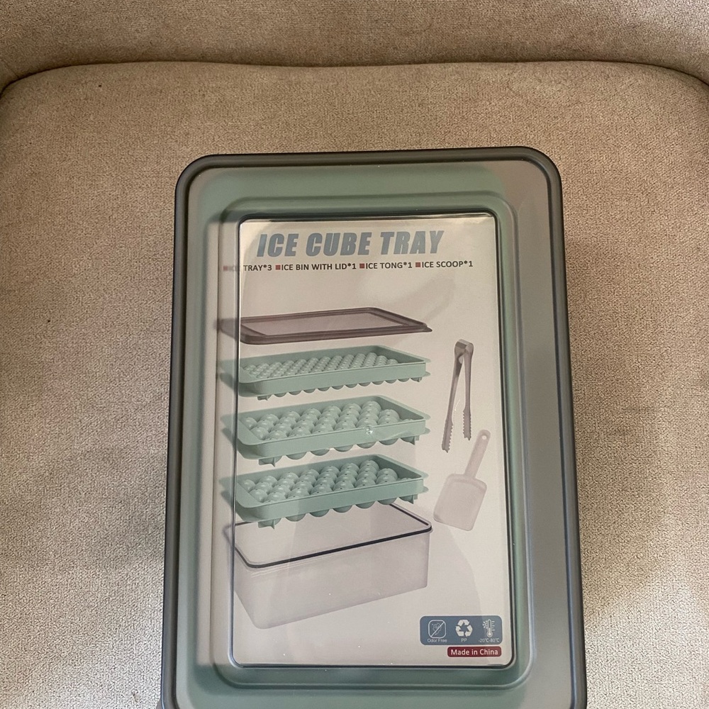 NWT Ice Cube Tray Set